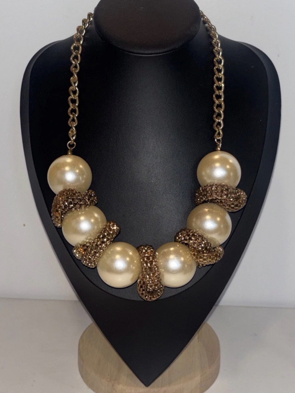 Vintage 80s‎ Hugh Chunky Runway Faux Pearl Gold Tone Mesh Snake Chain Necklace